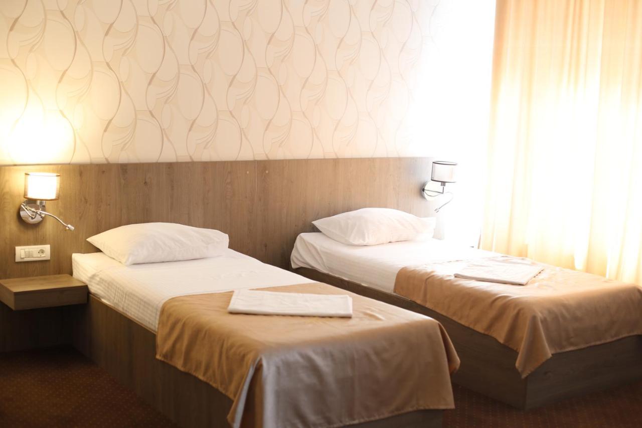 Hotel Bulevard Fagaras Exterior photo